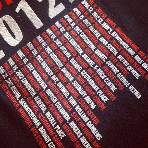 ✨2/$30✨Bryan Adams 2012 Canada Tour Graphic T - Picture 4 of 4